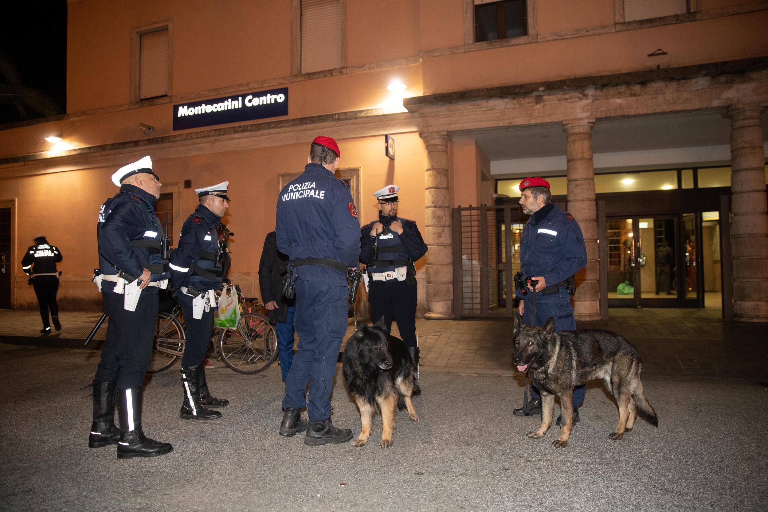 Polizia municipale con i cani antidroga: la notte finisce con due denunce 