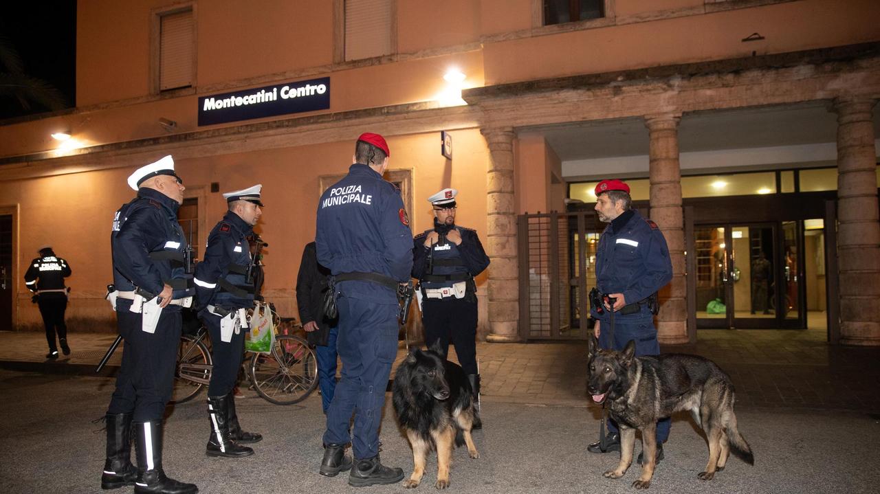 Polizia municipale con i cani antidroga: la notte finisce con due denunce