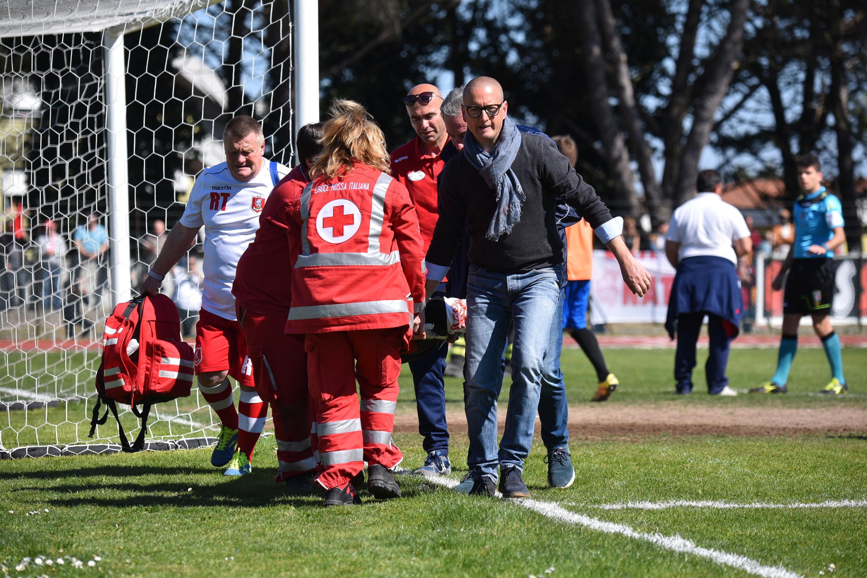 I soccorsi all'attaccante del Grosseto Giacomo Vanni (foto Agenzia Bf)