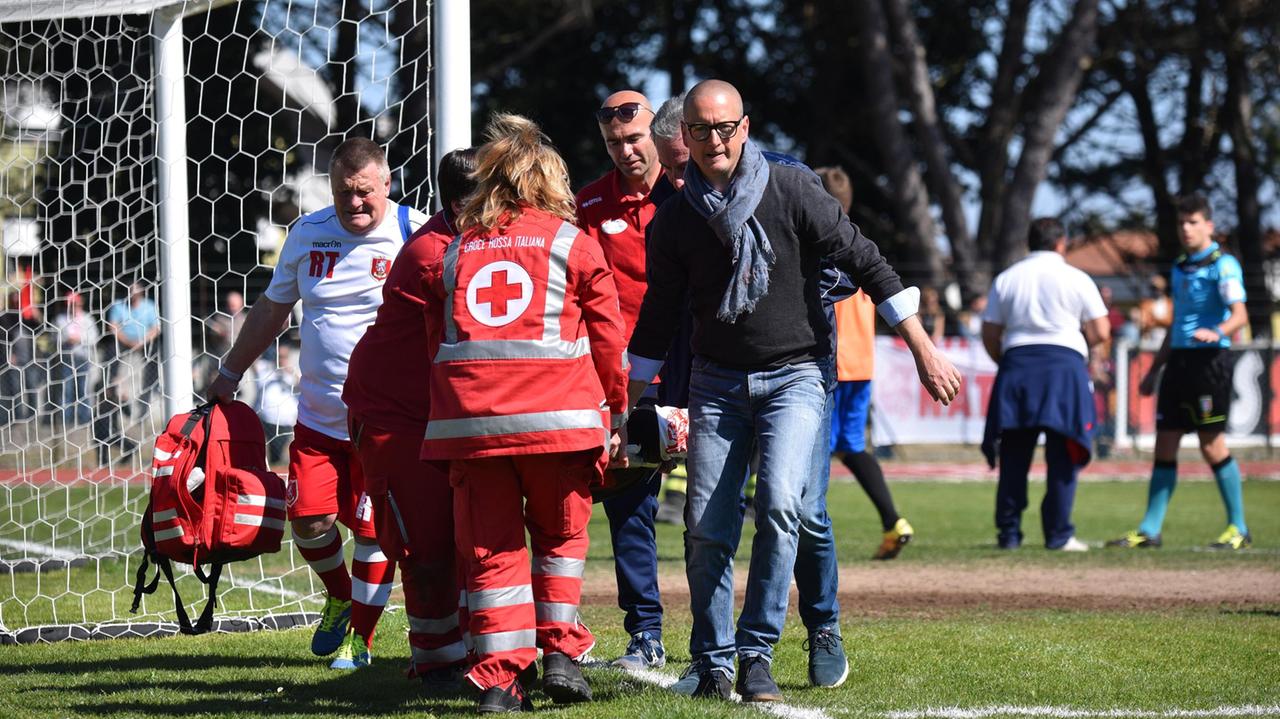 I soccorsi all'attaccante del Grosseto Giacomo Vanni (foto Agenzia Bf)