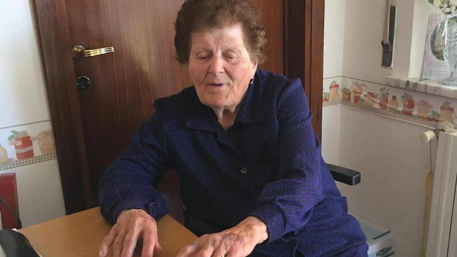 Fernanda Stefanini mostra l'ematoma alla mano (Foto Franco Silvi)