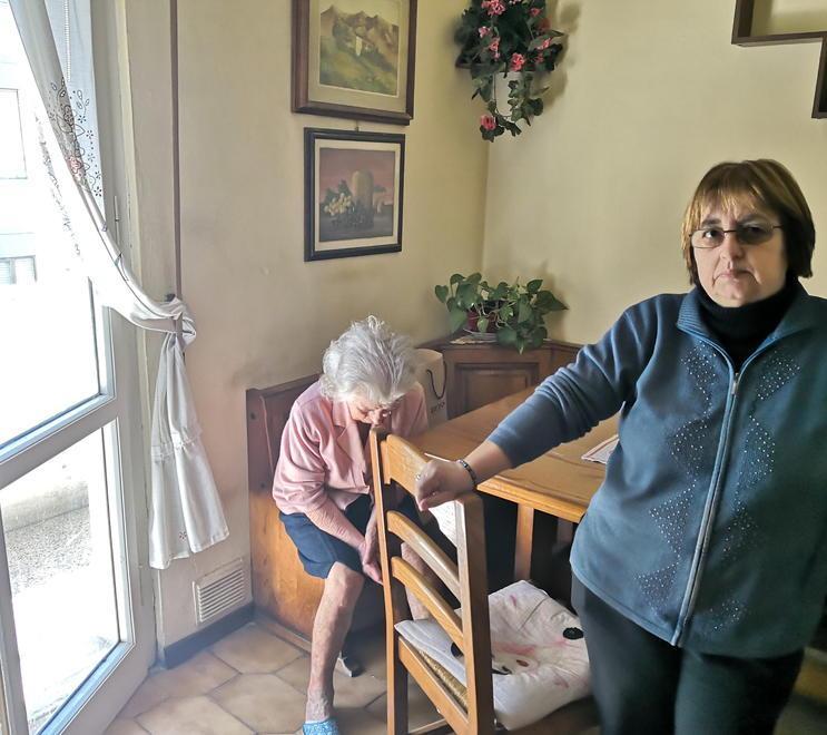 Patrizia Rasetti con la mamma Uliana Barsotti accanto alla porta forzata dai ladri