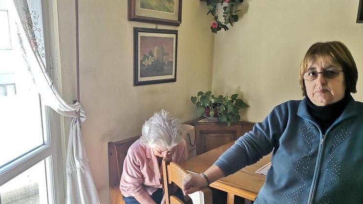 Patrizia Rasetti con la mamma Uliana Barsotti accanto alla porta forzata dai ladri