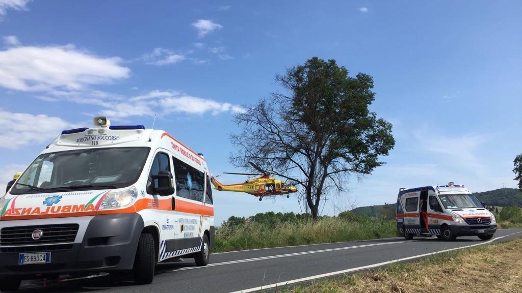 Ambulanze di Rosignano intervenute su un incidente stradale (archivio)