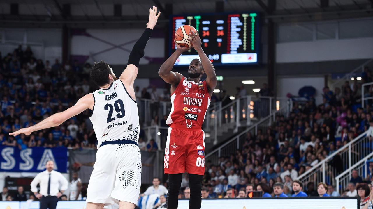 Tony Mitchell al tiro contro Brescia