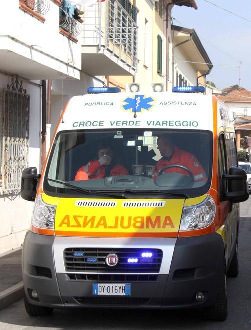 Sedicenne in moto contro la colonnina che eroga gas: è grave