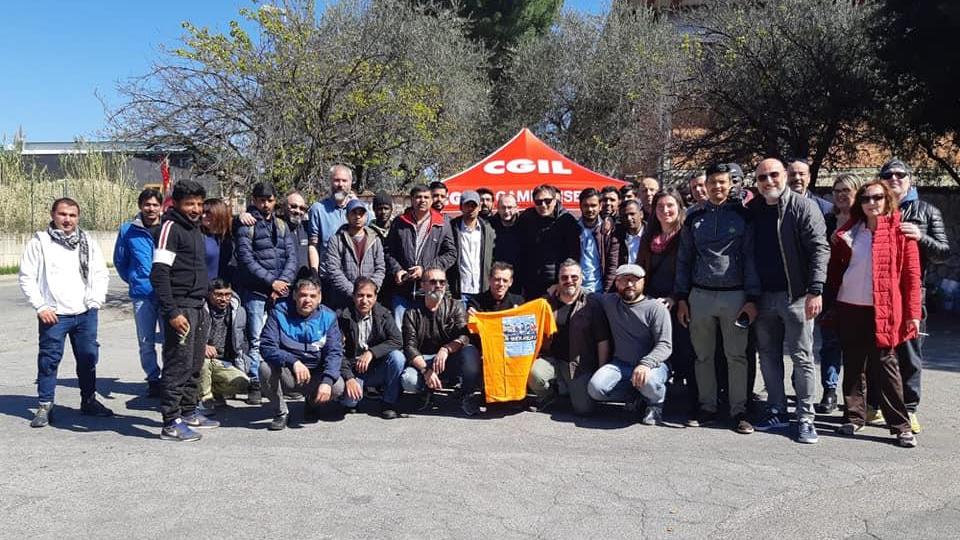 Bagnolo srl, 25 dipendenti in presidio: "Lavoravamo senza essere pagati"