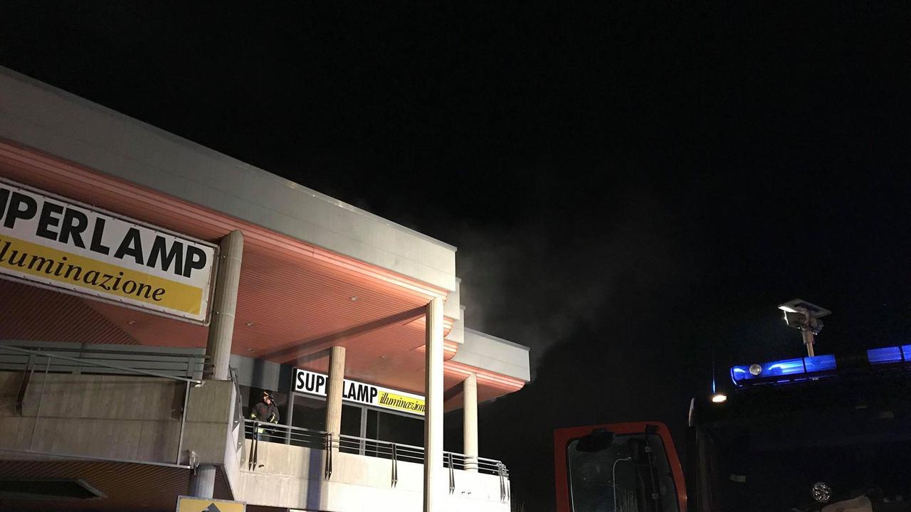 L'intervento dei vigili del fuoco nel negozio Superlamp