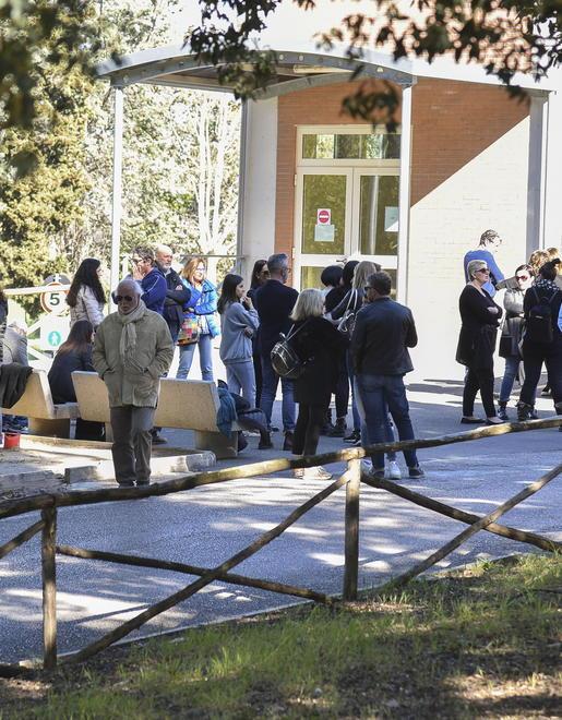 In tantissimi alla camera mortuaria per dire addio al ginecologo