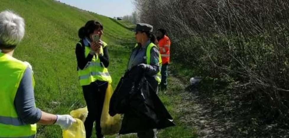 I 25 “eroi” svuotano la discarica abusiva