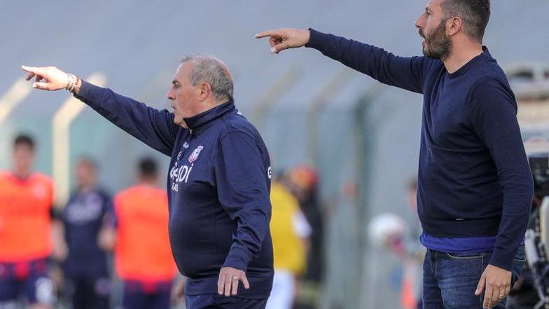 Squadra a rapporto dai tifosi, Bonacini rompe un seggiolino