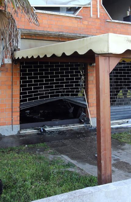 Le fiamme devastano “Ferrara Tende” Il titolare: «Sono salvo per miracolo» 