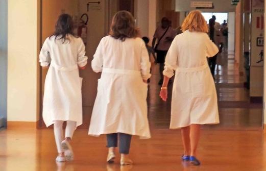 L’Asl e la carenza di medici «Ok ai camici in pensione» 