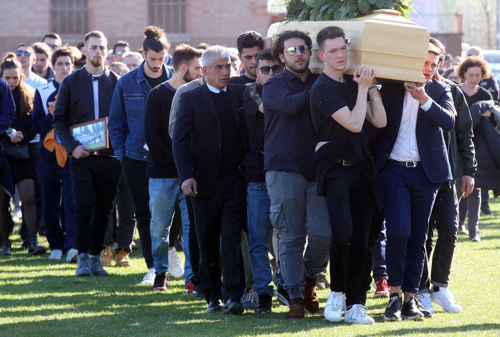 Ieri i funerali di Pizzi Oggi minuto di silenzio
