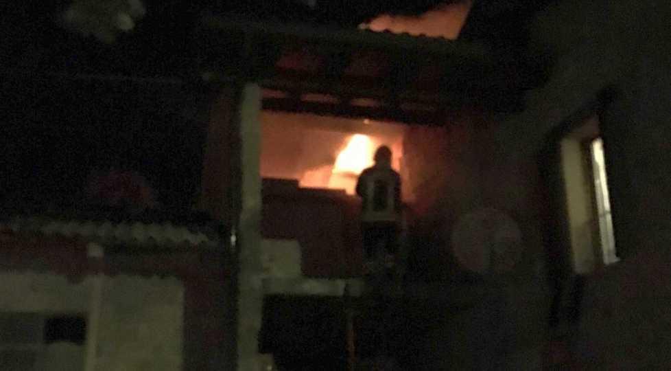 Fiamme a Rosano l’incendio di sterpaglie coinvolge il fienile