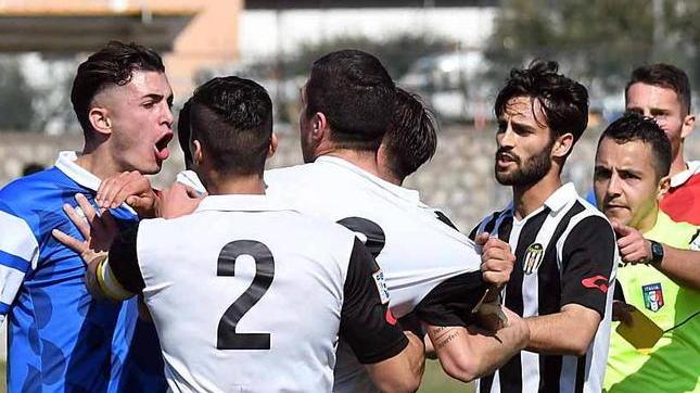La Massese rimane in dieci, il Gavorrano ne approfitta