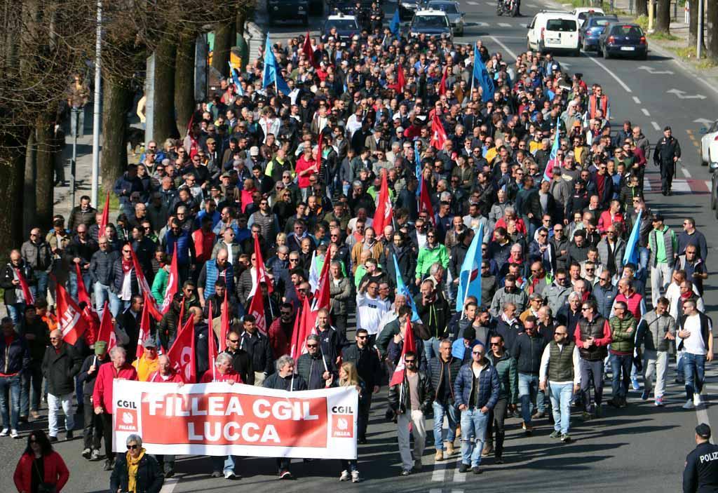 Sciopero del marmo, lavoratori e sindacati in piazza con i padroni delle cave
