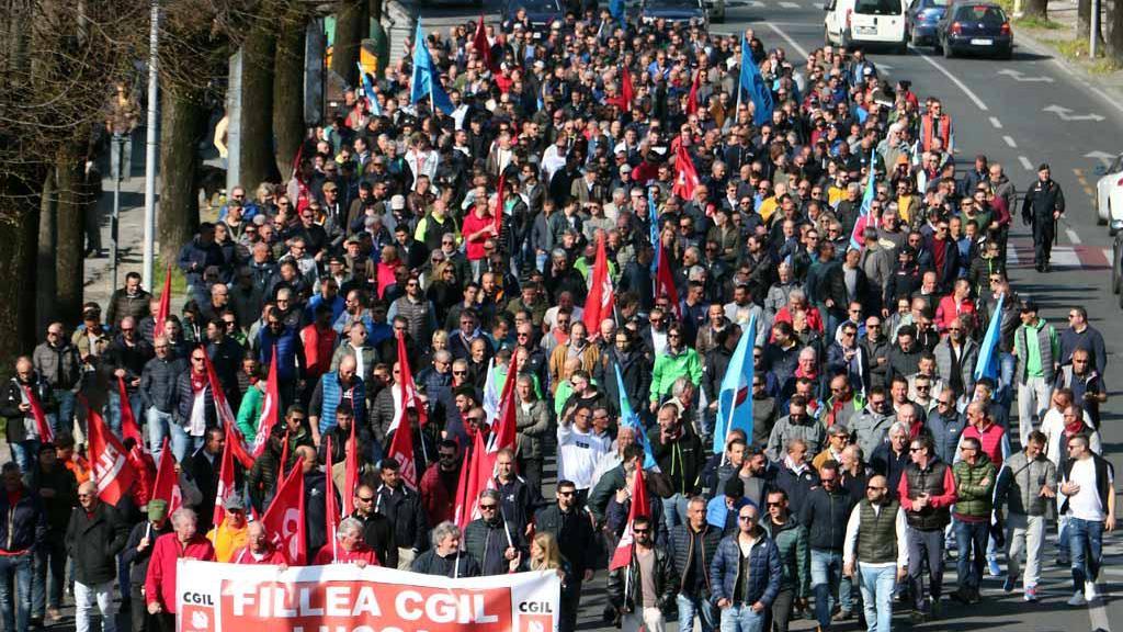 Sciopero del marmo, lavoratori e sindacati in piazza con i padroni delle cave
