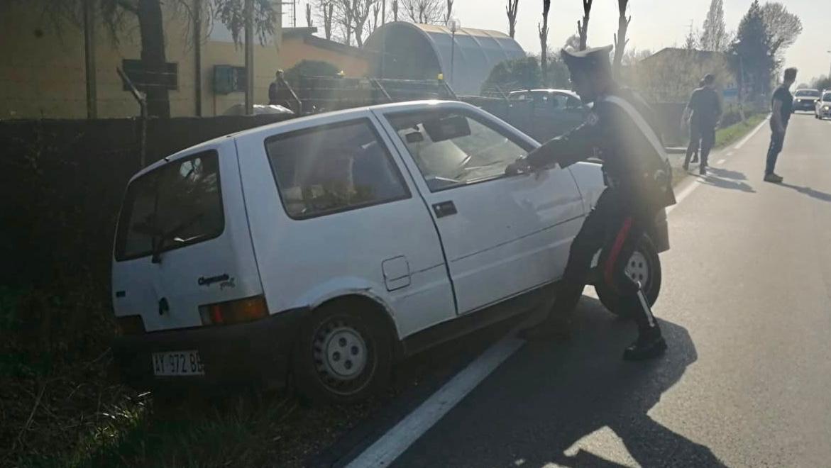 Carpi, coppia di  novantenni in auto in bilico sul fossato salvati dai carabinieri 