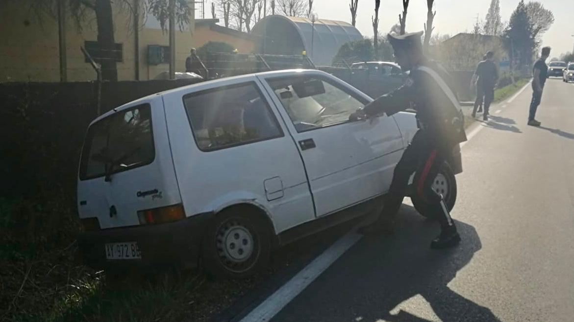 Carpi, coppia di novantenni in auto in bilico sul fossato salvati dai carabinieri