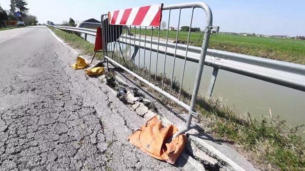 Alberone di Ro, la strada collassa verso il canale