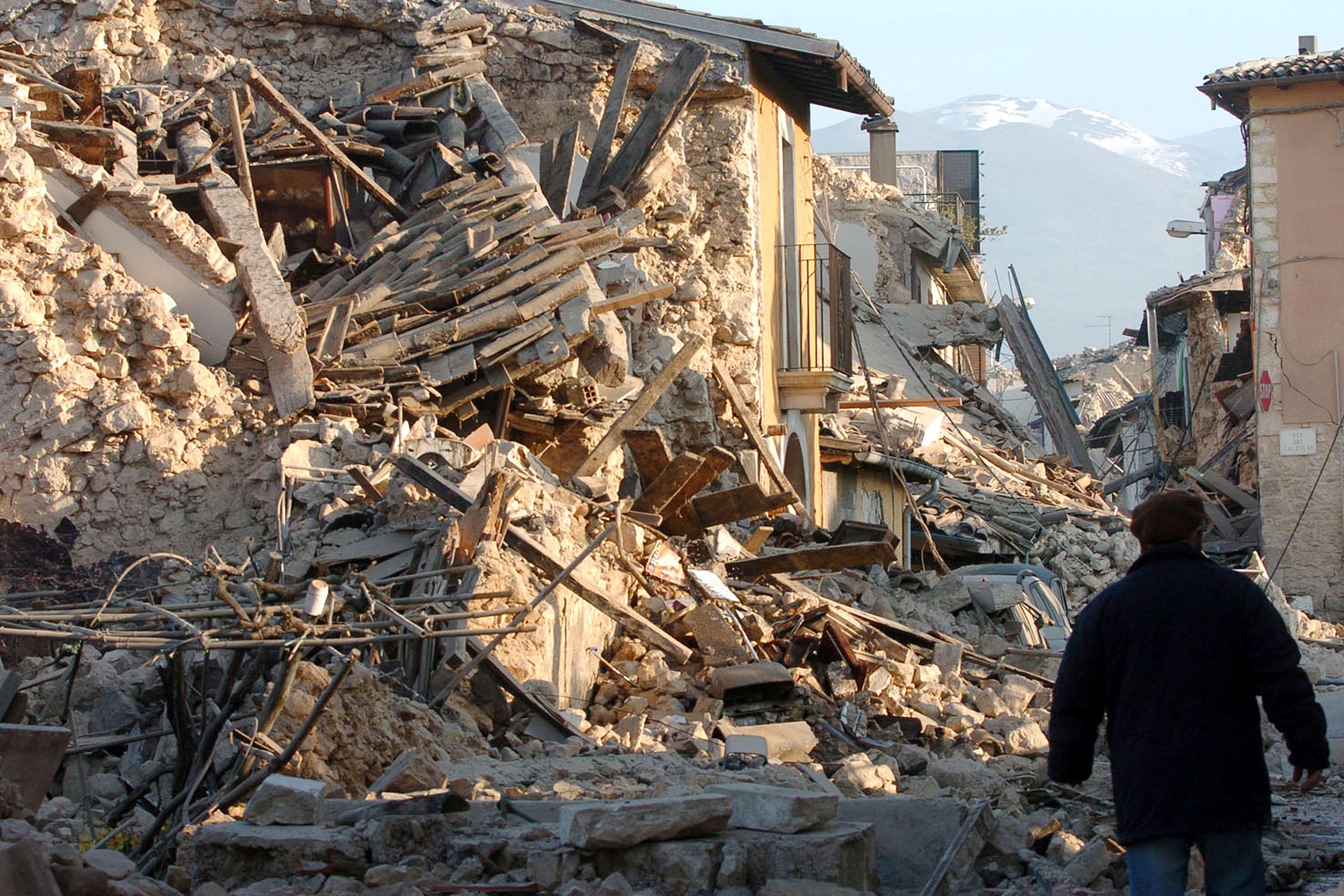 L’Aquila, città sfinita dopo il terremoto. Il centro rinasce ma la periferia soffre 