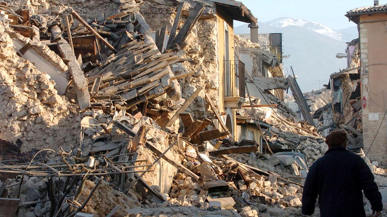 L’Aquila, città sfinita dopo il terremoto. Il centro rinasce ma la periferia soffre