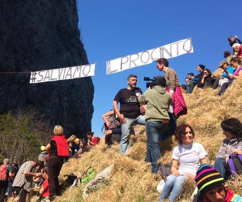 In mille sul Procinto a protestare per le cave: «Stop sfruttamento» 