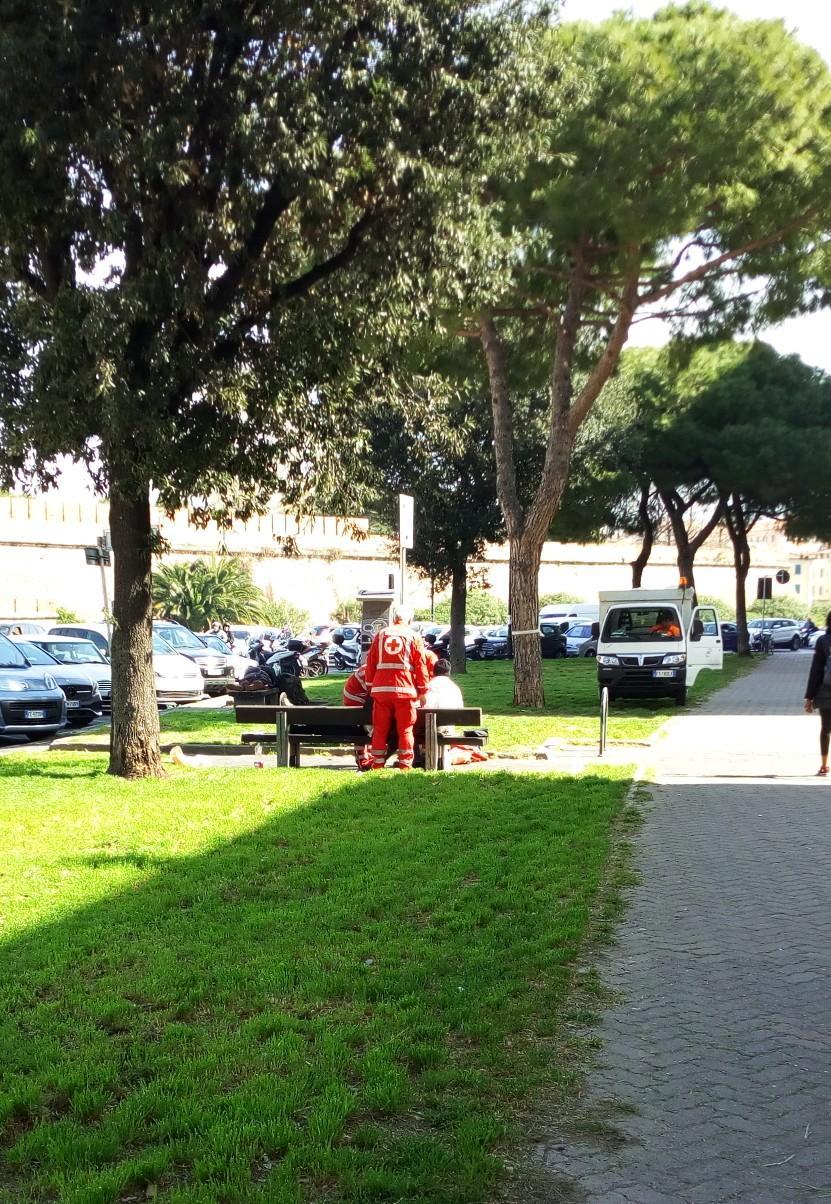 L'intervento dei volontari della Croce rossa italiana di Livorno