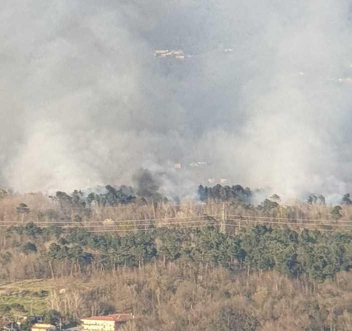 Incendio in zona Barbarasco Paura, lì c’è l’oleodotto