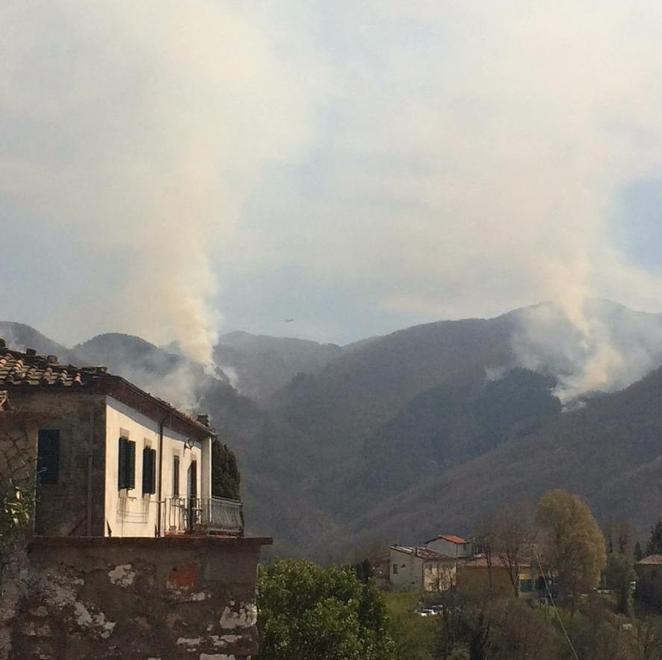 Ancora fiamme sui monti di Bagni di Lucca «Siamo sotto attacco da parte di criminali» 