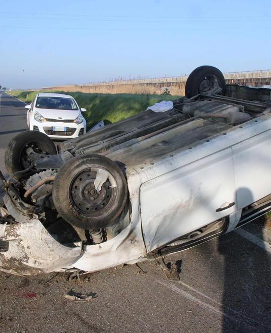 Si ribalta con l’auto ferito ventiquattrenne 