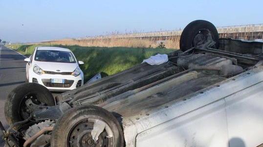 Si ribalta con l’auto ferito ventiquattrenne