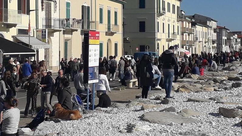 Sole, banchi e animazioni il litorale fa il pieno ma è già caos-viabilità