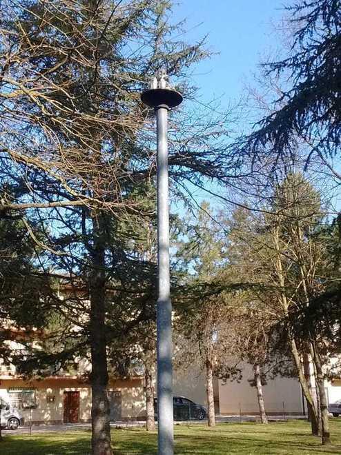 Vandali in azione Nella notte lampione preso a sassate 
