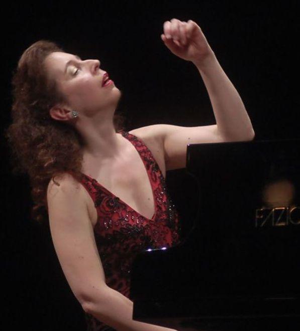 La versione di Angela Al teatro Comunale Hewitt protagonista con le musiche di Bach 
