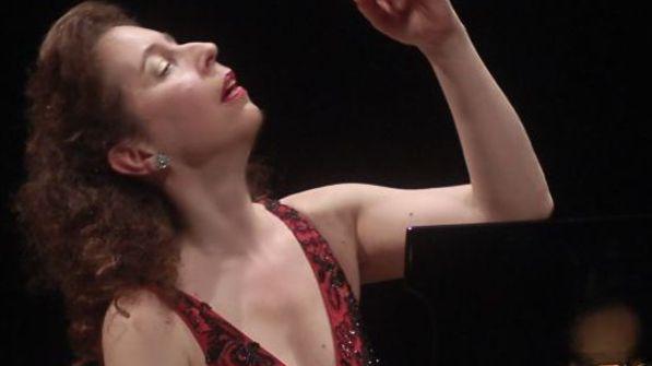 La versione di Angela Al teatro Comunale Hewitt protagonista con le musiche di Bach