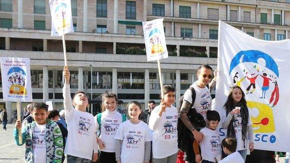 Tra giochi in piazza e passeggini non la solita vasca