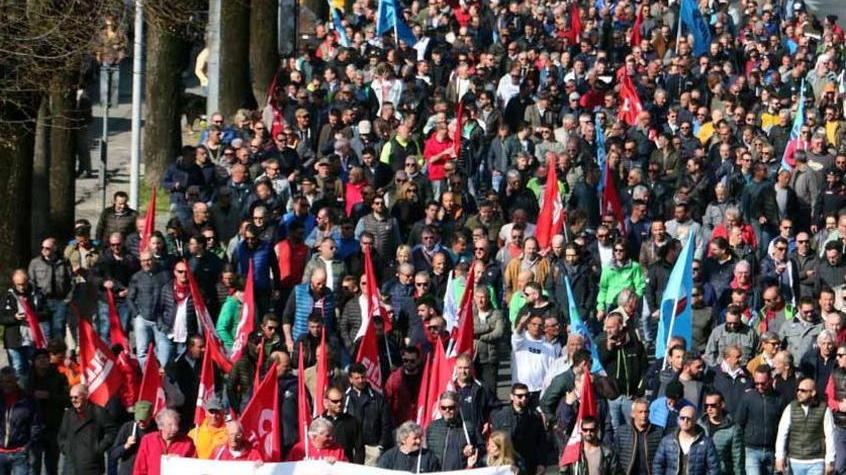 «Norme confuse e rischio chiusura»: Cavatori e padroni sfilano insieme
