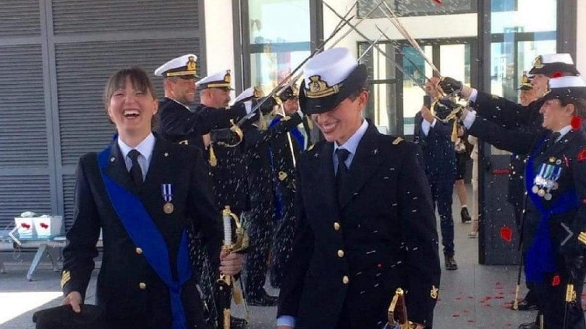 L'amore tra due militari: tenente e maresciallo festeggiate dalla ministra