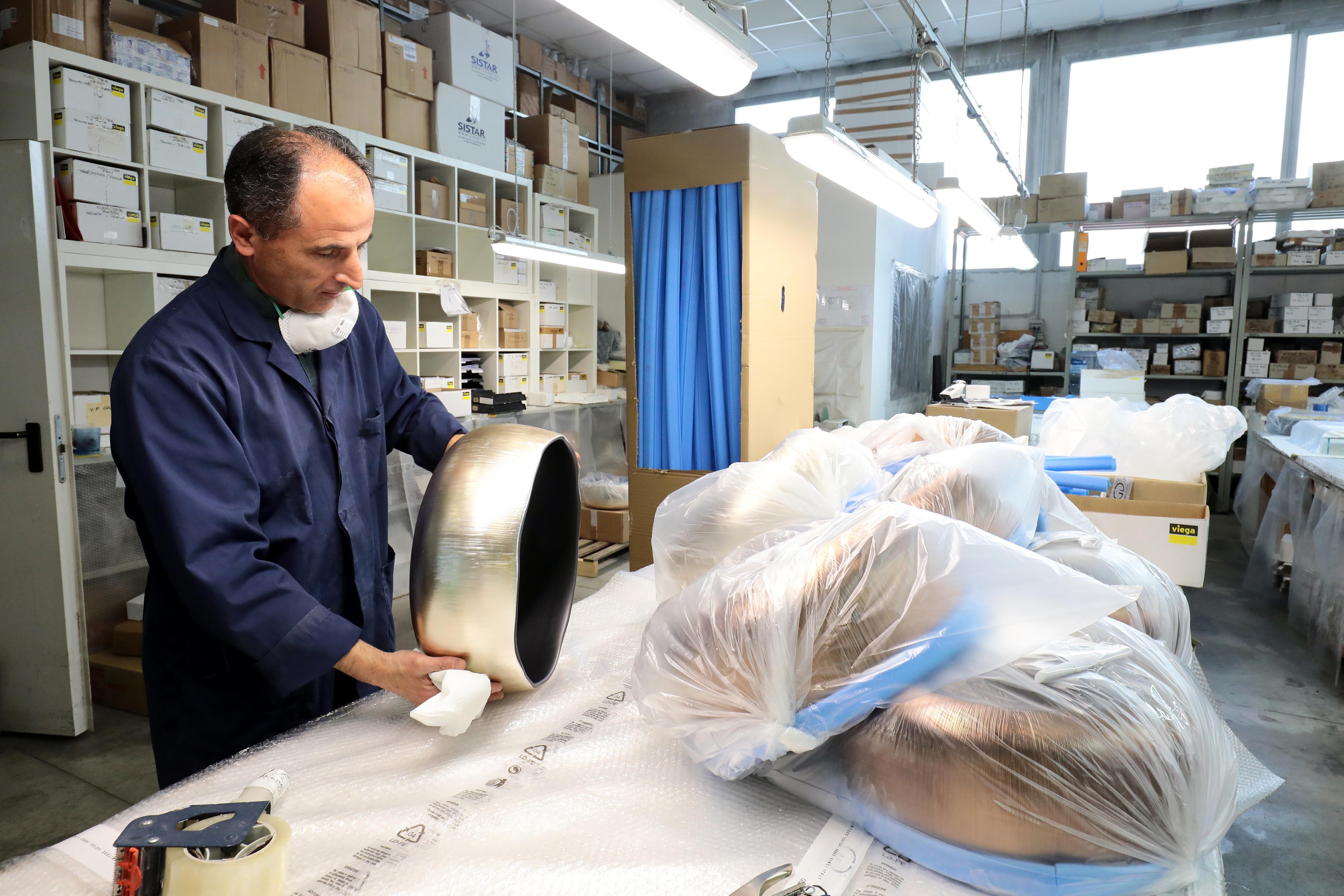 Al lavoro dopo la paura, la Glass Design riparte 