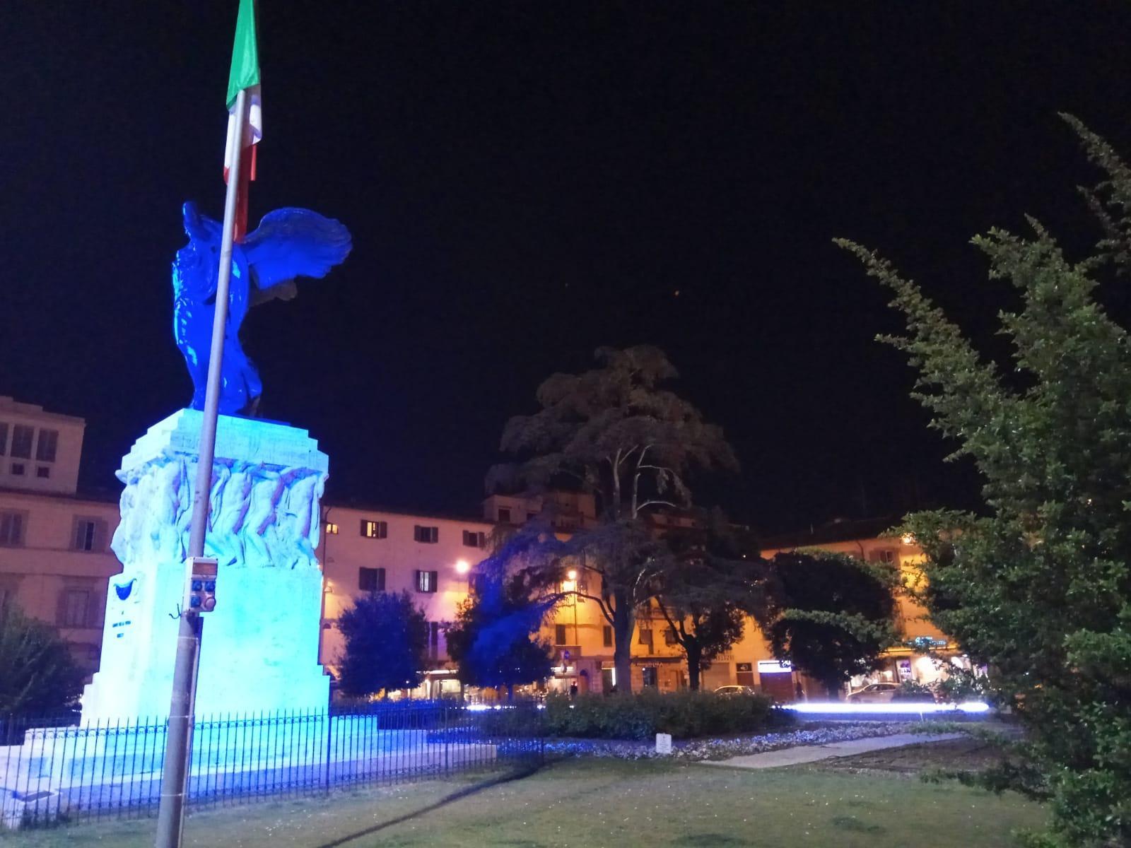 La Vittoria illuminata di blu per l'autismo