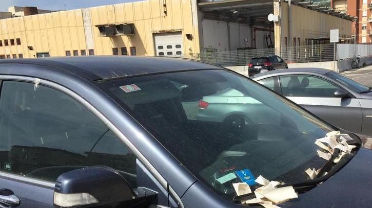 Lascia l’auto parcheggiata per mesi sulle strisce blu e trova 17 multe: «Le pago»
