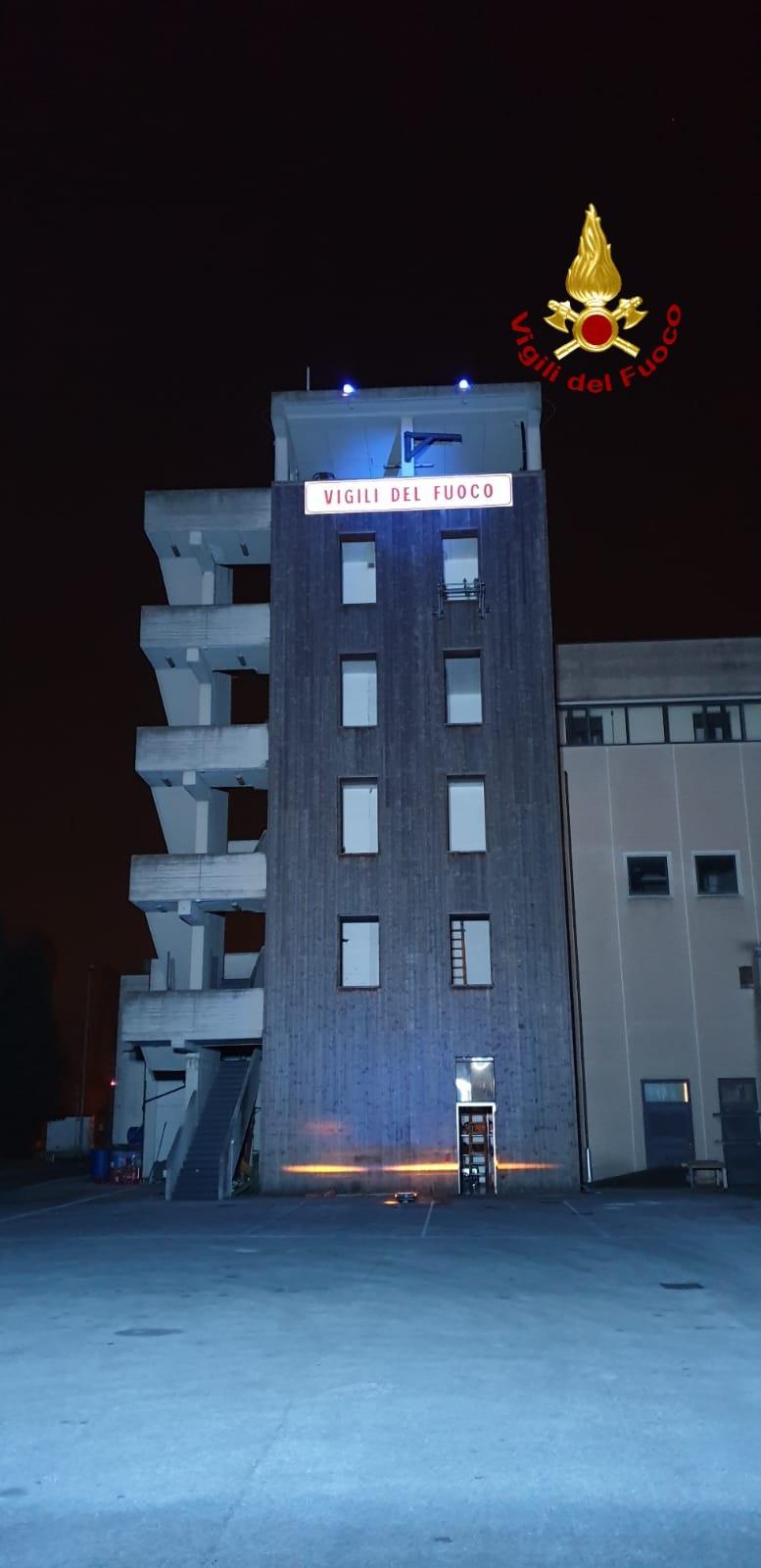 La torre dei vigili del fuoco illuminata di blu in occasione della giornata mondiale dell'autismo