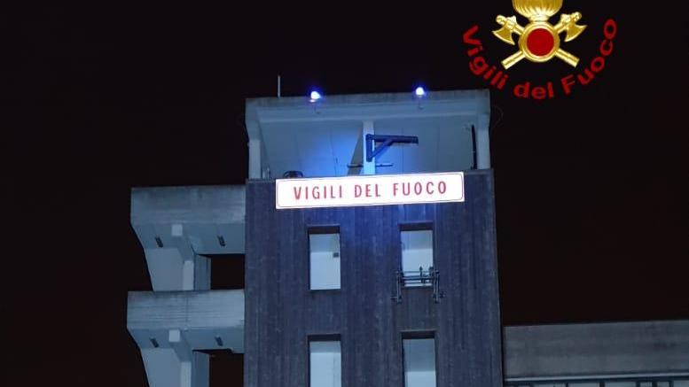 La torre dei vigili del fuoco illuminata di blu in occasione della giornata mondiale dell'autismo