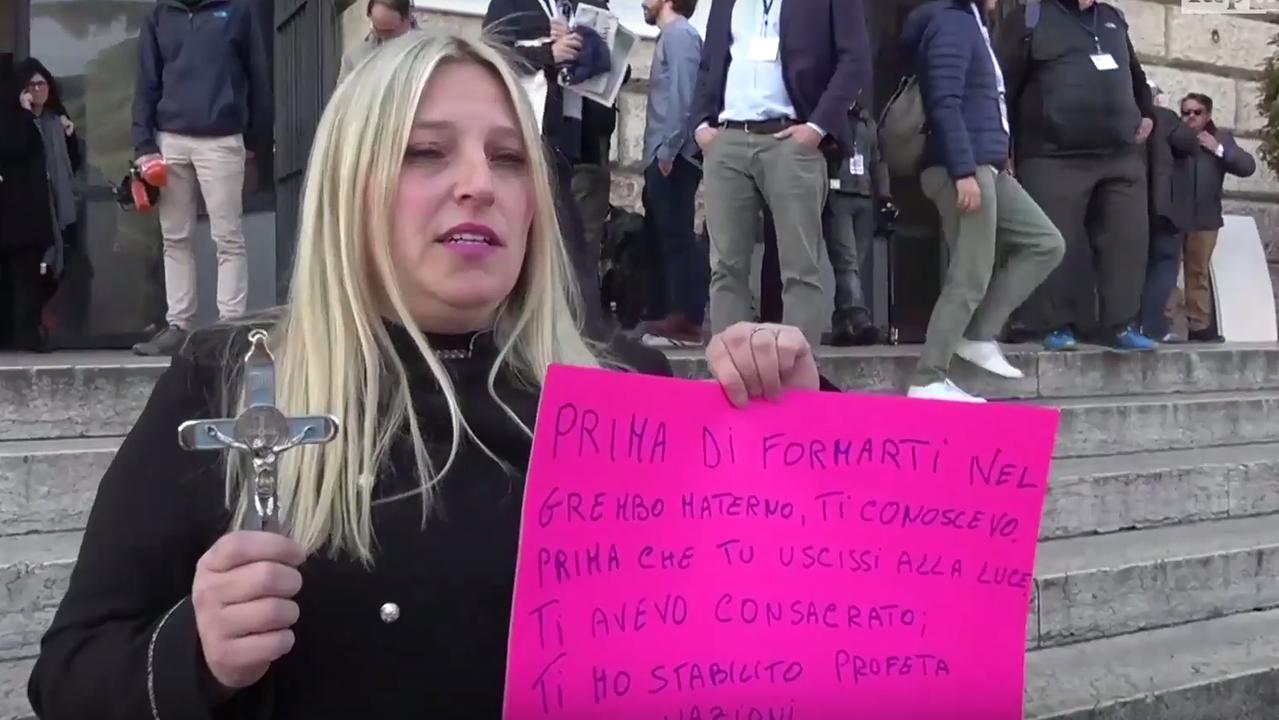 Samanta Nicoli, con il crocifisso e il cartello sulle scale del Palazzo della Gran Guardia poco prima di essere allontanata