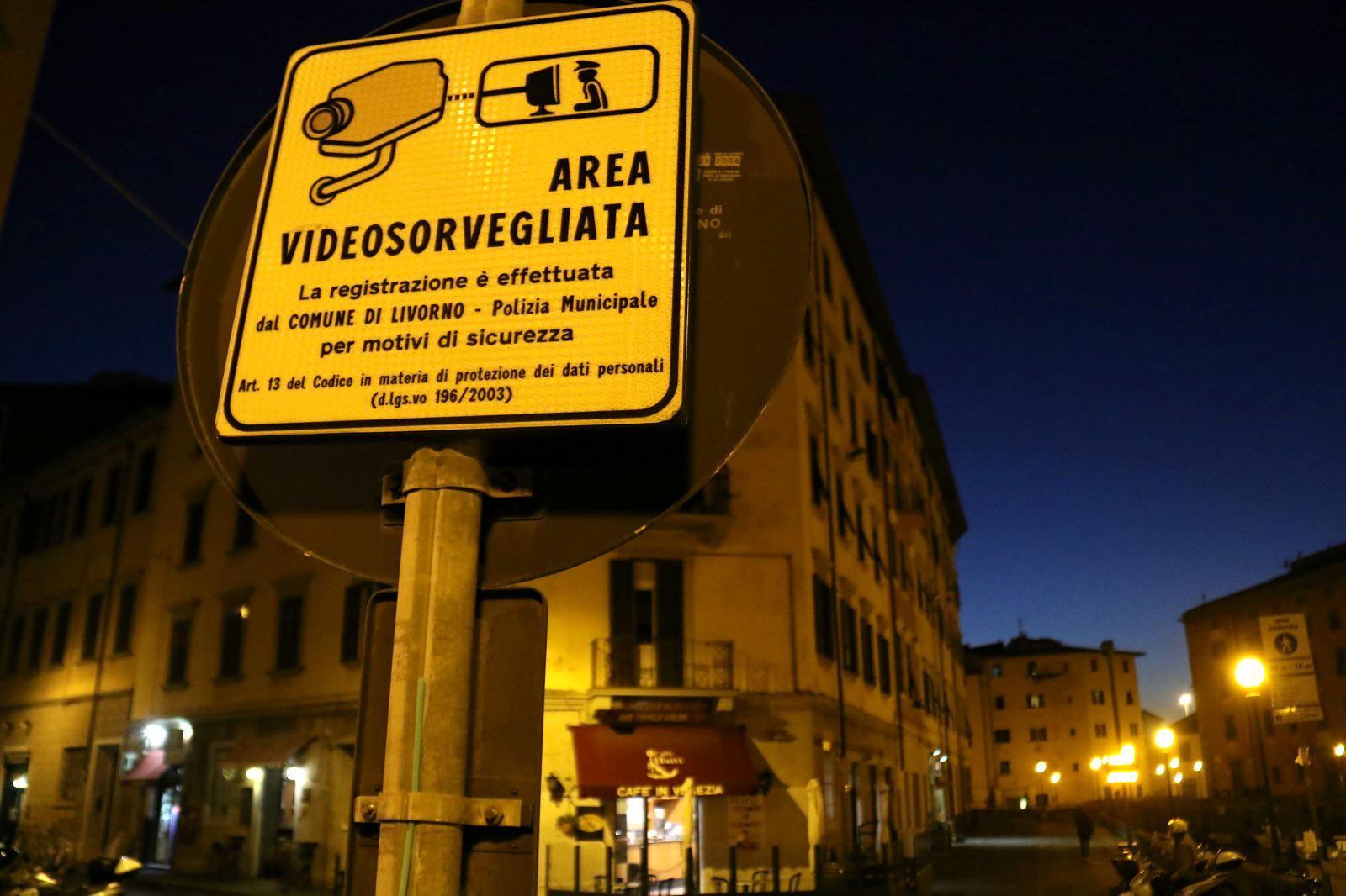 Un cartello che avverte della presenza di telecamere