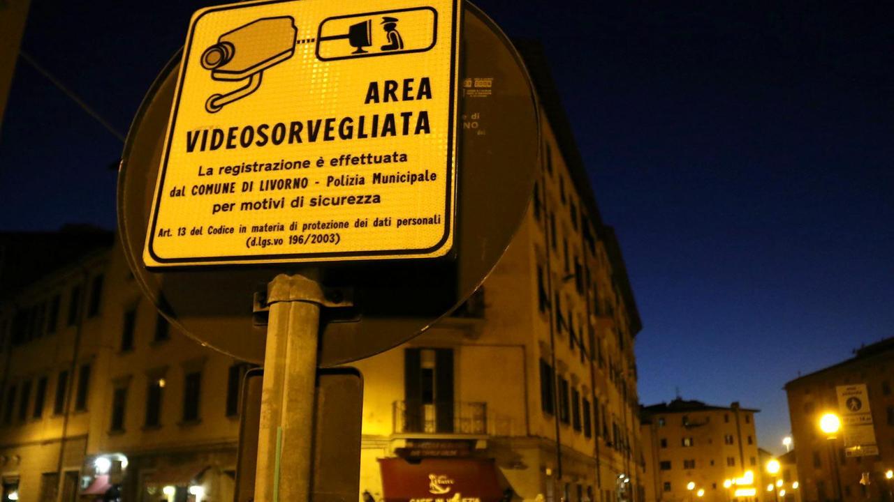 Un cartello che avverte della presenza di telecamere