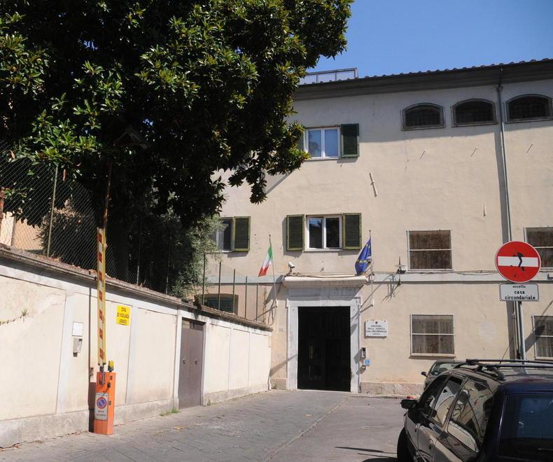 L’ingresso del carcere San Giorgio a Lucca, dove operava l’assistente capo indagato