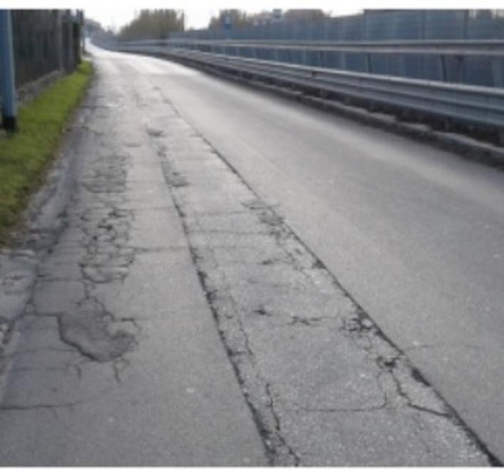 Strettoia contro il Comune: «Ma quali lavori, solo rattoppi» 